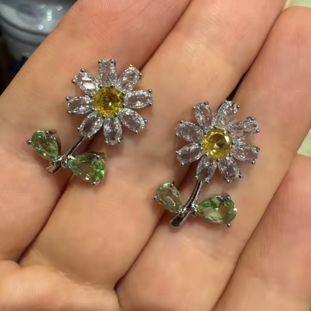 Daisy Floral Crystal Earrings - Picture 11 of 16